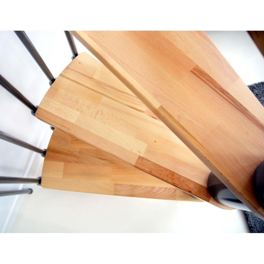Dřevěné stupně točitého schodiště